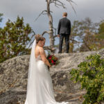 First look-kuvaus. Sulhanen odottaa morsianta kaliolla. Morsian on etualalla ja sulhanen selin kameraan. Kuvan on ottanut valokuvaaja Virve Kulmala.