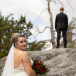 First look-kuvaus. Sulhanen odottaa morsianta kaliolla. Morsian on etualalla ja sulhanen selin kameraan. Kuvan on ottanut häävalokuvaaja Virve Kulmala.
